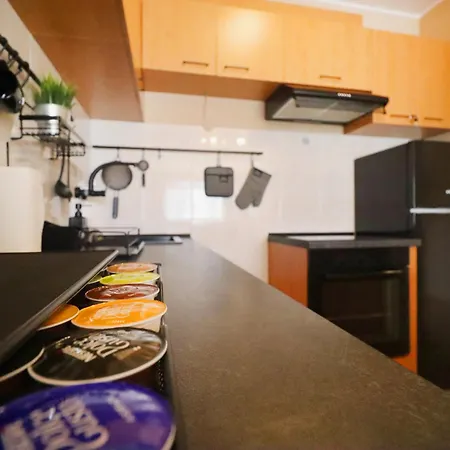 Апартаменти Green Cozy And Central 1bdrm
