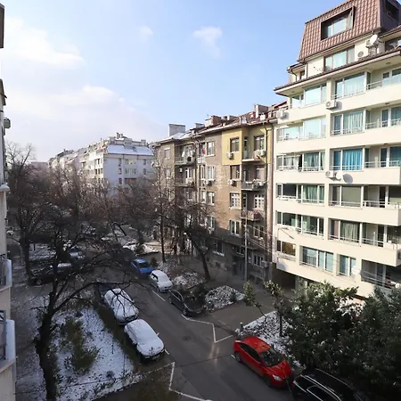 Апартаменти Green Cozy And Central 1bdrm