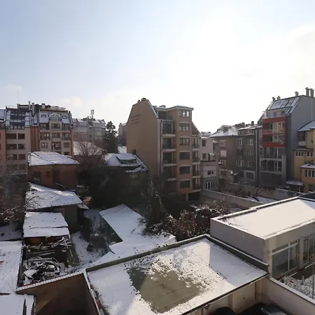 Апартаменти Green Cozy And Central 1bdrm